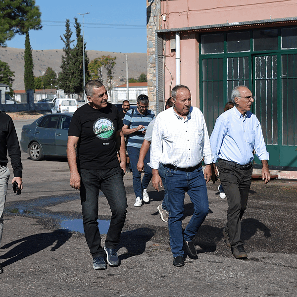 Επίσκεψη του Περιφερειάρχη στον Αγροτικό Οινοποιητικό Συνεταιρισμό Τυρνάβου