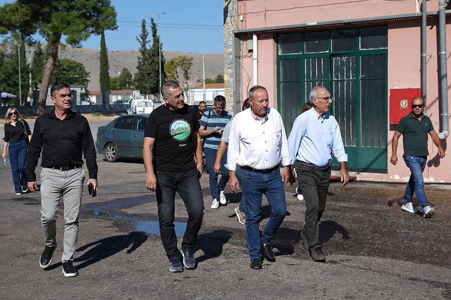 Επίσκεψη του Περιφερειάρχη στον Αγροτικό Οινοποιητικό Συνεταιρισμό Τυρνάβου