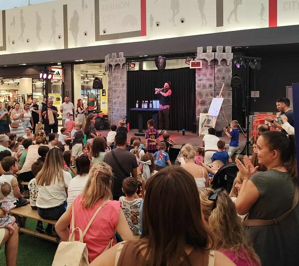 Η μαγεία επέστρεψε στο Fashion City Outlet και κάθε Σάββατο του φθινοπώρου μοναδικές παραστάσεις ξετρελαίνουν τα παιδιά!