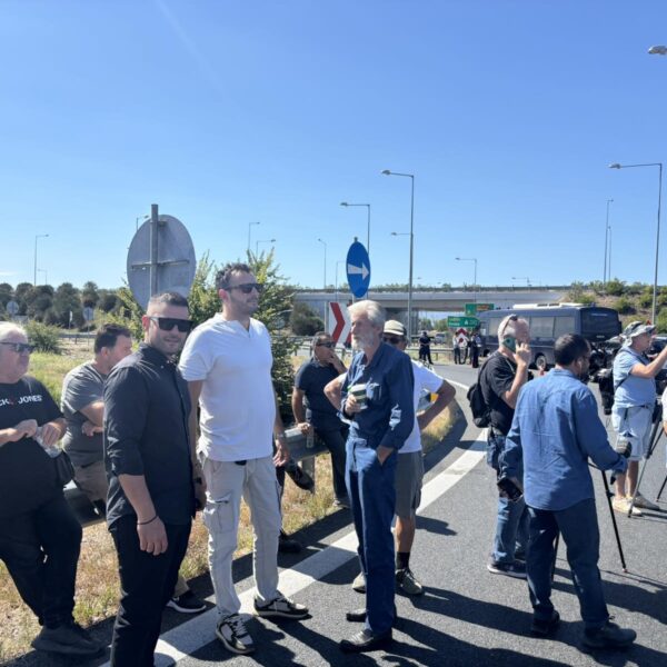 Με τρακτέρ στον κόμβο του Ε65 στην Καρδίτσα οι Θεσσαλοί αγρότες