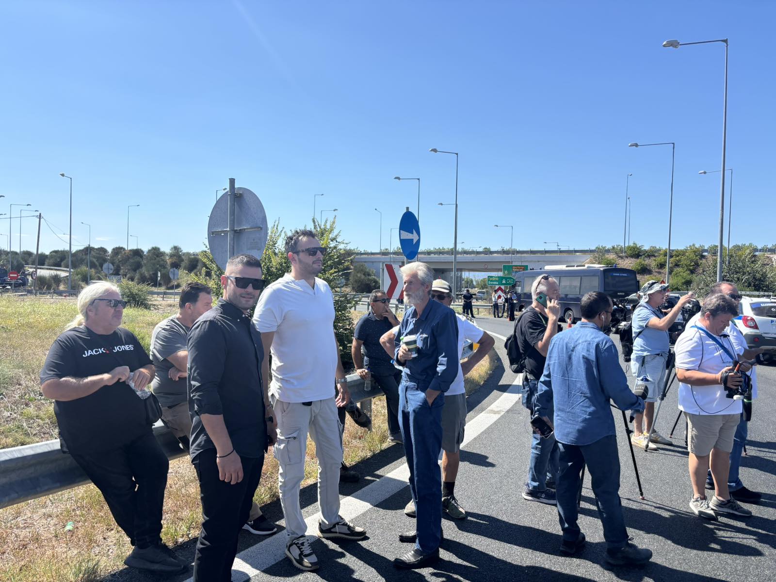 Με τρακτέρ στον κόμβο του Ε65 στην Καρδίτσα οι Θεσσαλοί αγρότες