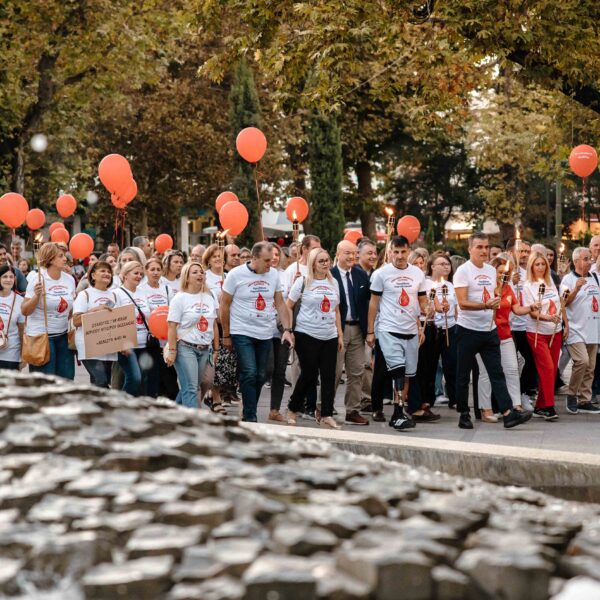 Δυνατό μήνυμα ελπίδας και ζωής έστειλε η Λάρισα – Πλήθος κόσμου στη Λαμπαδηδρομία Εθελοντών Αιμοδοτών