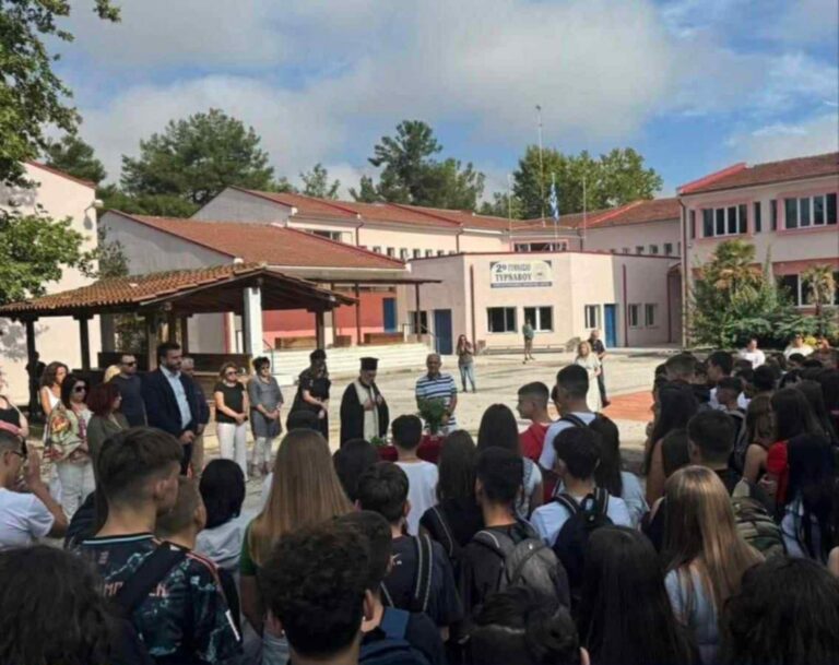 Ο Δήμαρχος Τυρνάβου καταγγέλλει την παρουσία τραπεζών σε αγιασμούς σχολείων