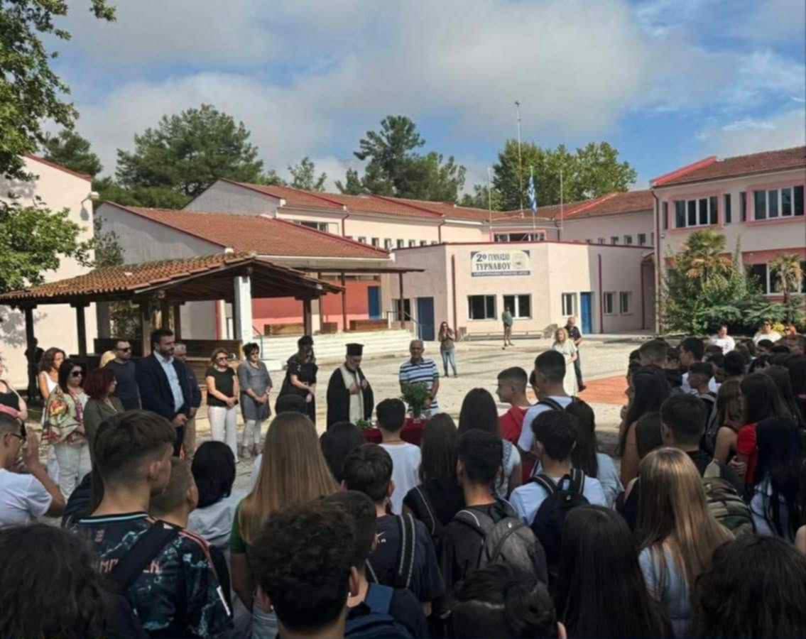 Ο Δήμαρχος Τυρνάβου καταγγέλλει την παρουσία τραπεζών σε αγιασμούς σχολείων