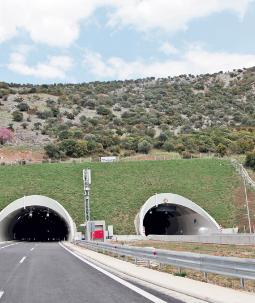 Αυτό είναι το μοναδικό τούνελ στην Ελλάδα όπου παρακολουθείται διαρκώς η ταχύτητα των οδηγών
