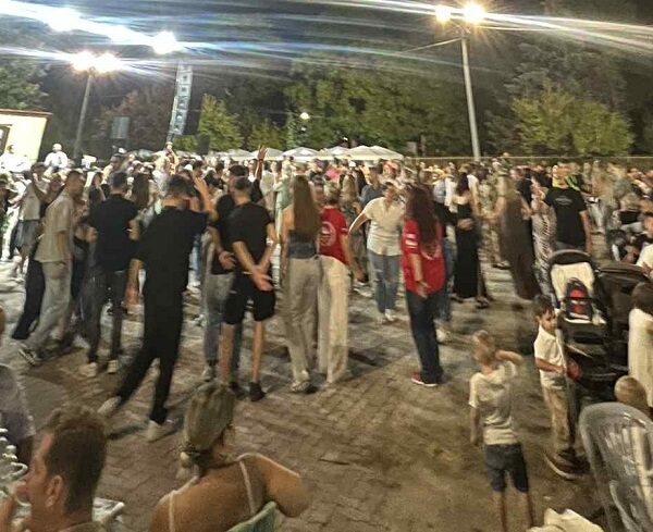 Πλήθος κόσμου και πολύ κέφι στην ιδιαίτερα πετυχημένη γιορτή αχλαδιού στα Πλατανούλια Τυρνάβου (φωτορεπορτάζ)