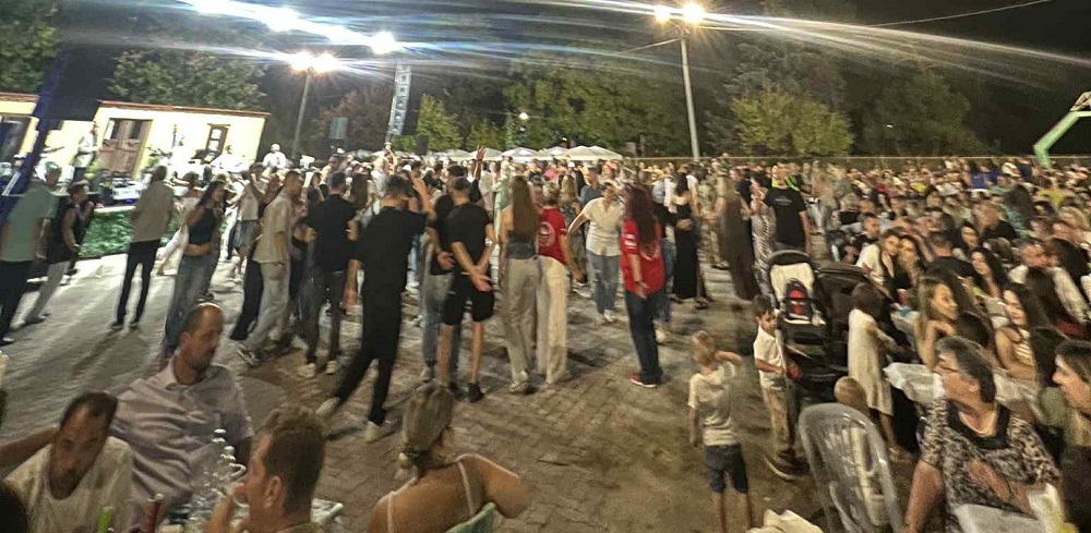 Πλήθος κόσμου και πολύ κέφι στην ιδιαίτερα πετυχημένη γιορτή αχλαδιού στα Πλατανούλια Τυρνάβου (φωτορεπορτάζ)