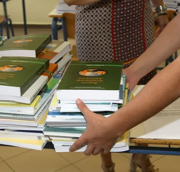 Μπάχαλο με τα βιβλία σε ΓΕΛ και ΕΠΑΛ