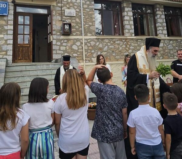 Στον αγιασμό στα σχολεία του Σαρανταπόρου η Δ.Π.Ε. Λάρισας