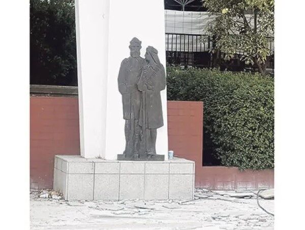 Το μνημείο της Εθνικής Αντίστασης στα Φάρσαλα να παραμείνει στη θέση του