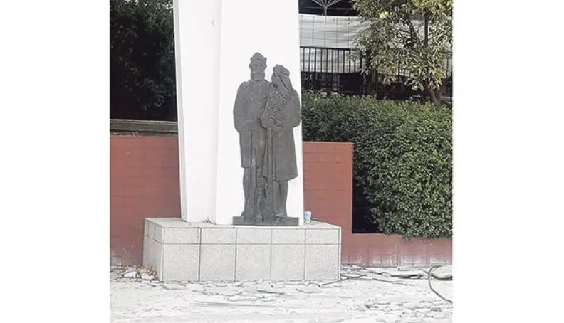 Το μνημείο της Εθνικής Αντίστασης στα Φάρσαλα να παραμείνει στη θέση του