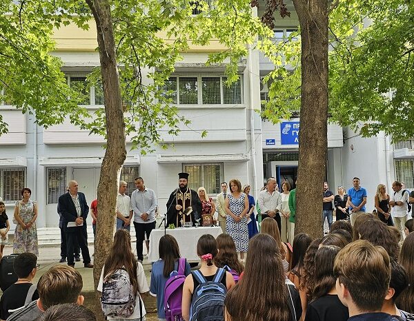 Αγιασμός στα Πρότυπα Γυμνάσιο και ΓΕΛ Λάρισας