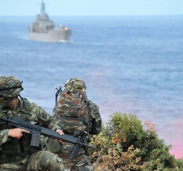 Γυναίκες στα χακί και επιβράβευση όσων μεταπηδούν από το… Λύκειο στο στρατό