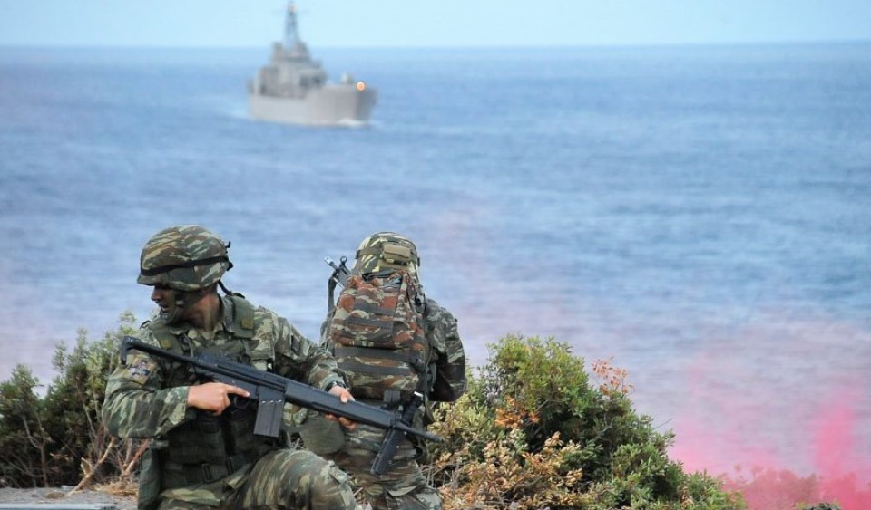 Γυναίκες στα χακί και επιβράβευση όσων μεταπηδούν από το… Λύκειο στο στρατό