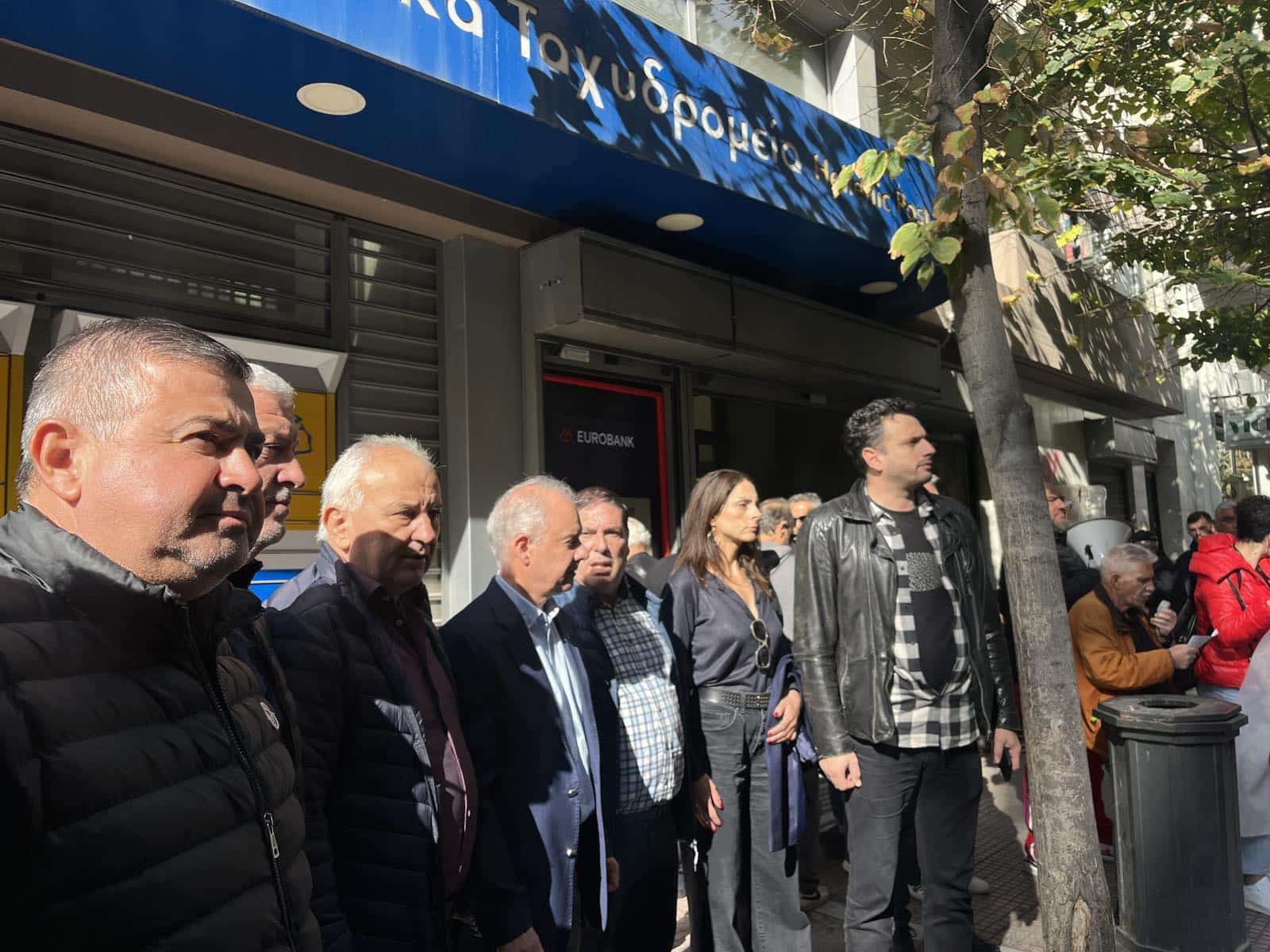 Διαμαρτυρία στη Λάρισα για το κλείσιμο υποκαταστημάτων των ΕΛΤΑ σε Τύρναβο, Αγιά και Συκούριο