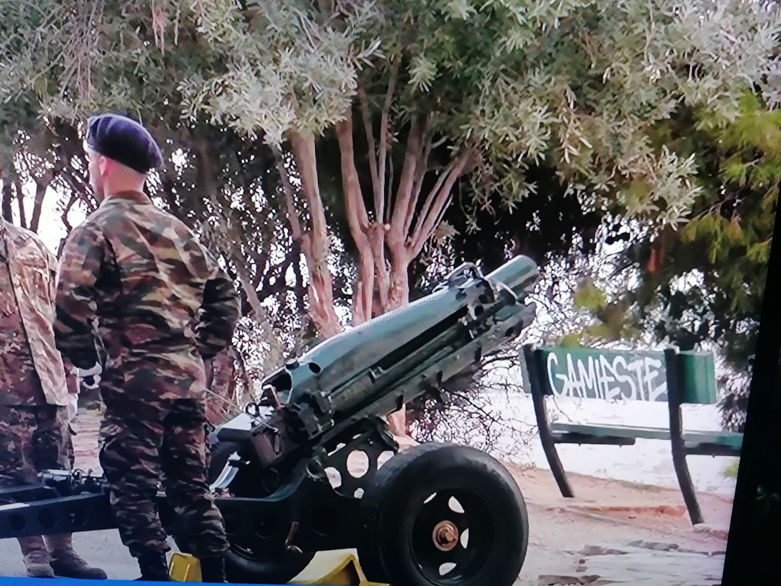 Ατυχές πλάνο από τον Λυκαβηττό: Γκράφιτι με βρισιά στο φόντο της ζωντανής μετάδοσης