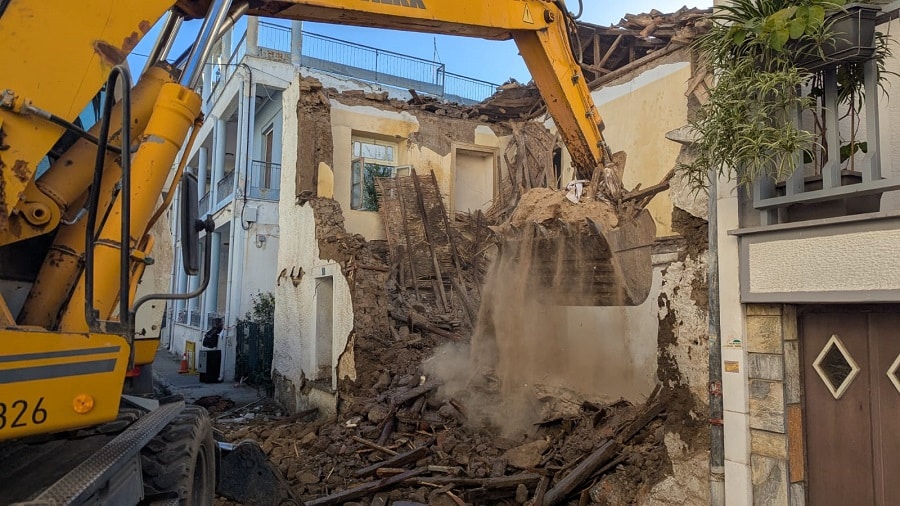 Εργασίες κατεδάφισης ετοιμόρροπου κτιρίου στον Άγιο Χαράλαμπο