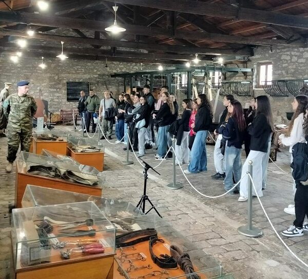 Το 12ο ΓΕΛ Λάρισας επισκέφθηκε την 1η ΣΤΡΑΤΙΑ