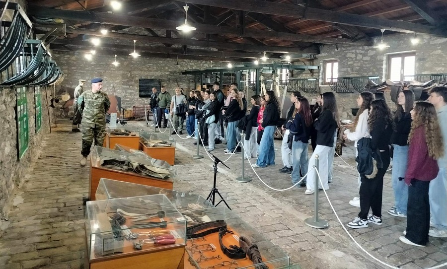 Το 12ο ΓΕΛ Λάρισας επισκέφθηκε την 1η ΣΤΡΑΤΙΑ
