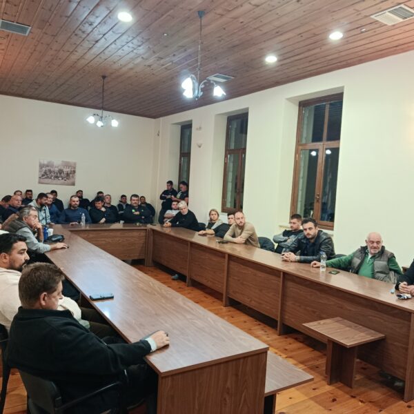 Γεωργοί και κτηνοτρόφοι Αμπελώνα, βρυοτόπου και Φαλάνης βγάζουν τα τρακτέρ λόγω των ανυπέρβλητων προβλημάτων