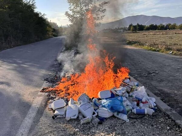 Αδιόρθωτοι συνεχίζουν να καίνε κενές συσκευασίες φυτοφαρμάκων στον Αμπελώνα