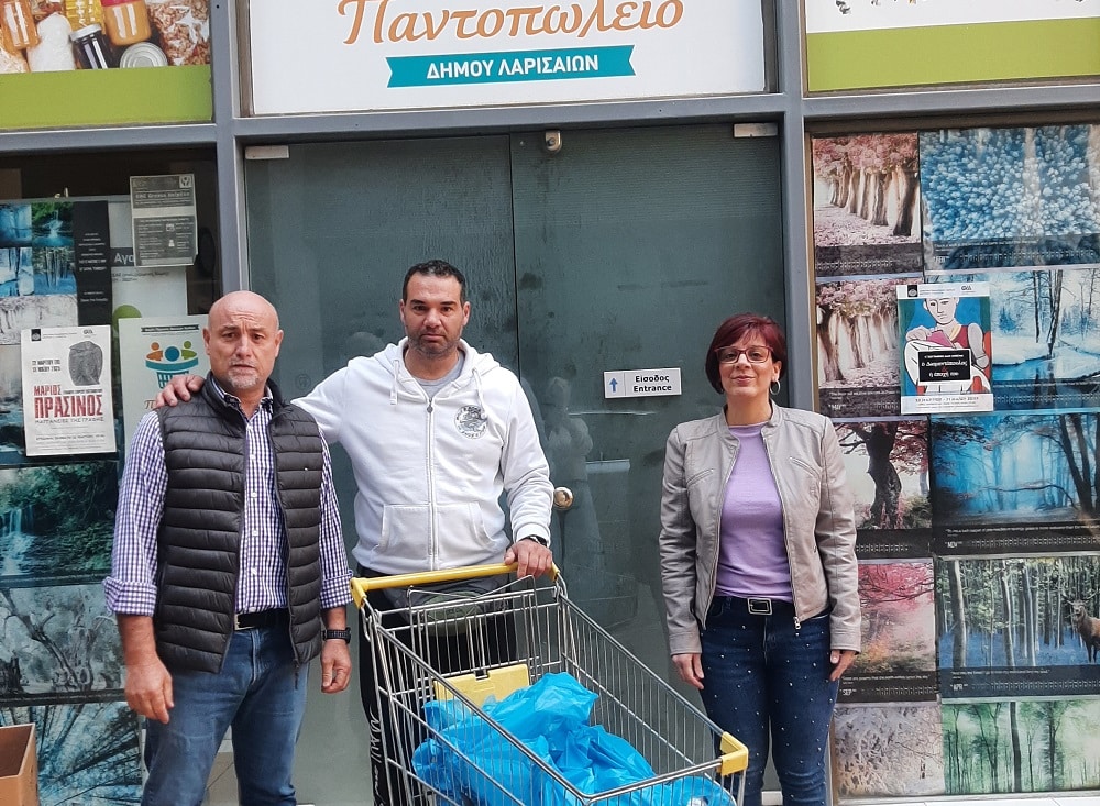 Επαγγελματίας ψαράς προσέφερε ψάρια στο Κοινωνικό Παντοπωλείο του Δήμου Λαρισαίων