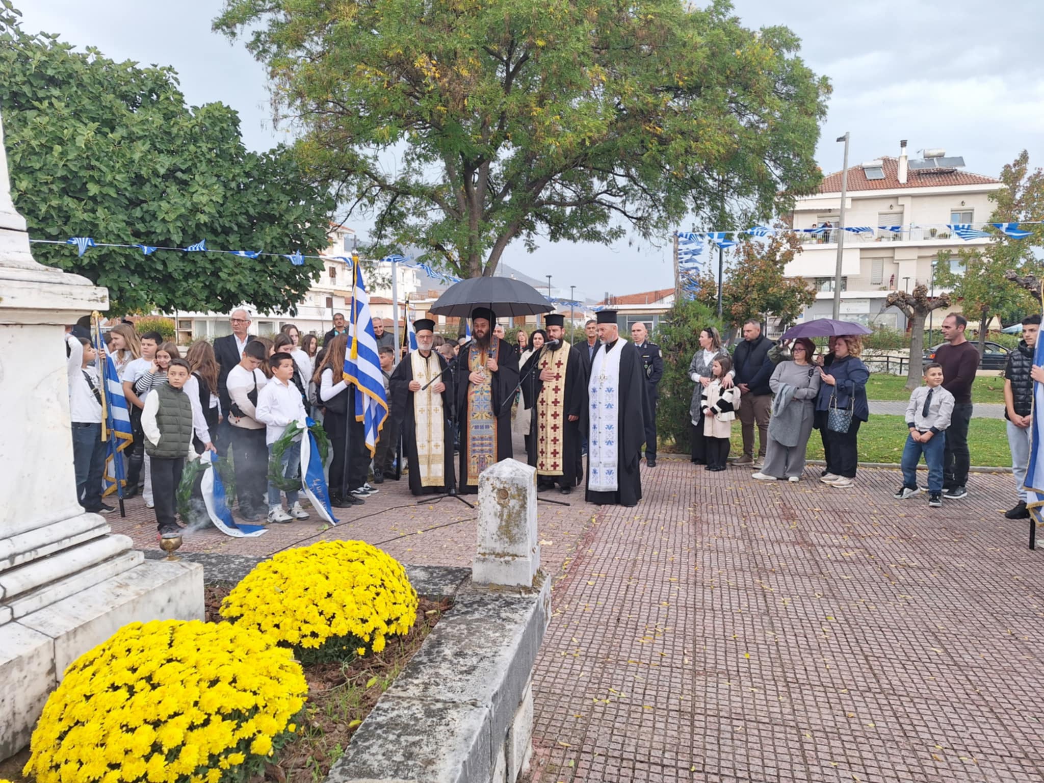 Υπό βροχή οι μαθητές του Τυρνάβου κατέθεσαν στεφάνια στο Ηρώο της πόλης