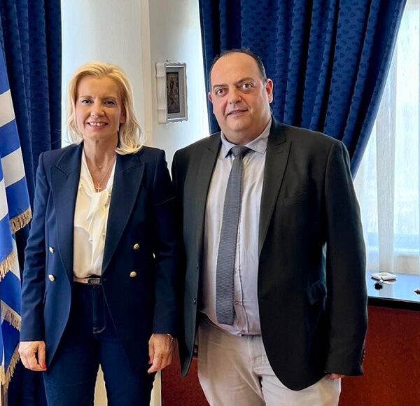 Εθιμοτυπική επίσκεψη του Προέδρου του ΤΕΕ/ΤΚΔΘ, στη Γ.Γ. της Αποκεντρωμένης 