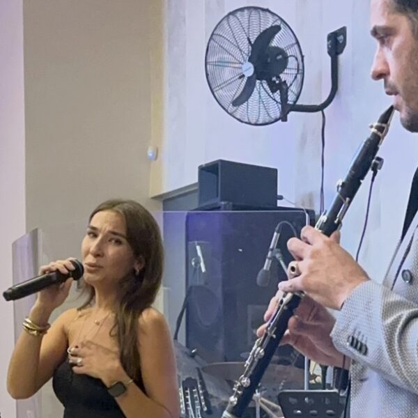 Απογείωσε το κέφι στο γάμο του Θωμά και της Αλεξάνδρας στο κτήμα Ελενα η Κωνσταντίνα Τούνη