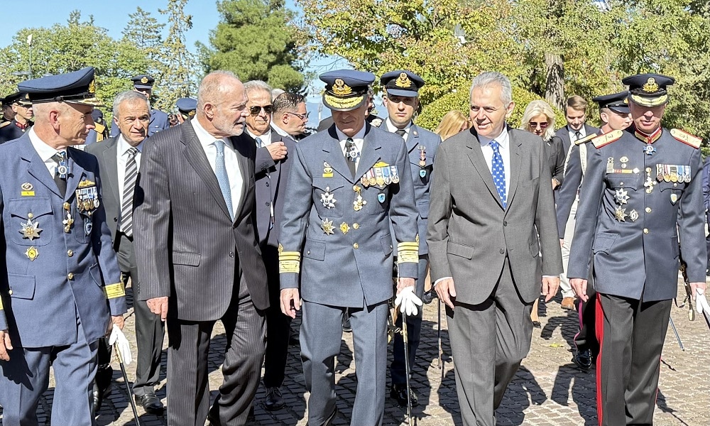 Μ. Χαρακόπουλος στην παρέλαση στη Λάρισα: “Όχι” στην αμφισβήτηση δημοκρατικών θεσμών και αξιών