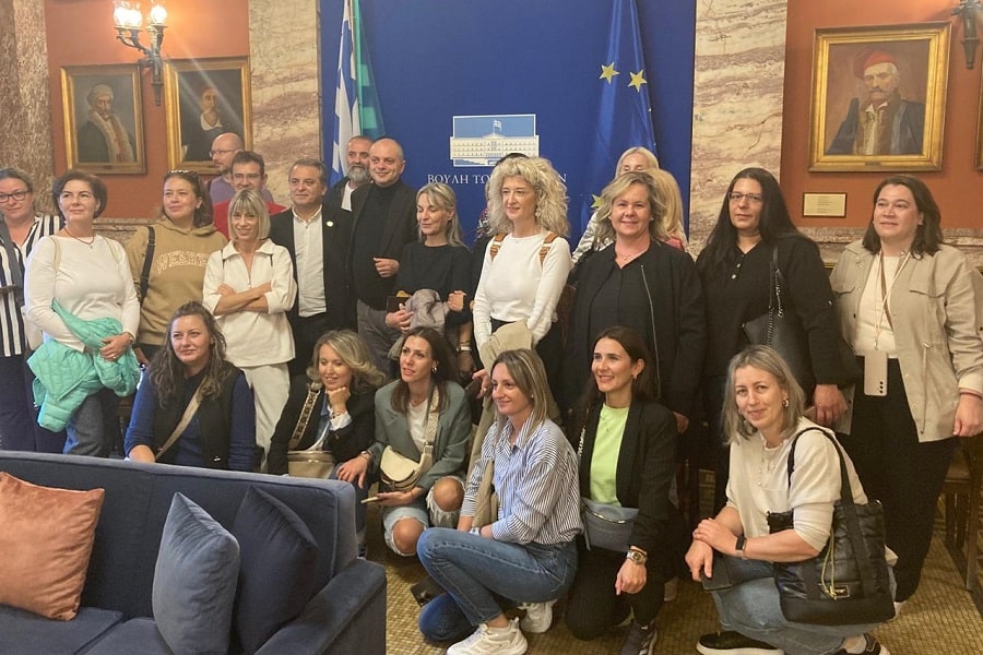 Ο Χρήστος Καπετάνος με παιδιά, δασκάλους και γονείς της Φαλάνης — μιλώντας για Δημοκρατία