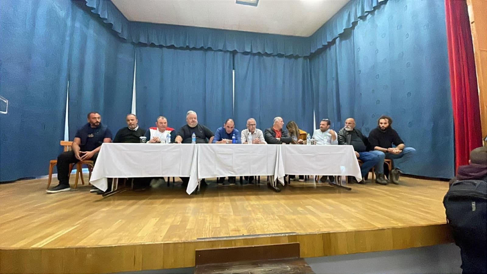 Σε εξέλιξη η κρίσιμη πανελλαδική σύσκεψη των αγροτών στη Νίκαια Λάρισας που φέρνει δυναμικά μπλόκα