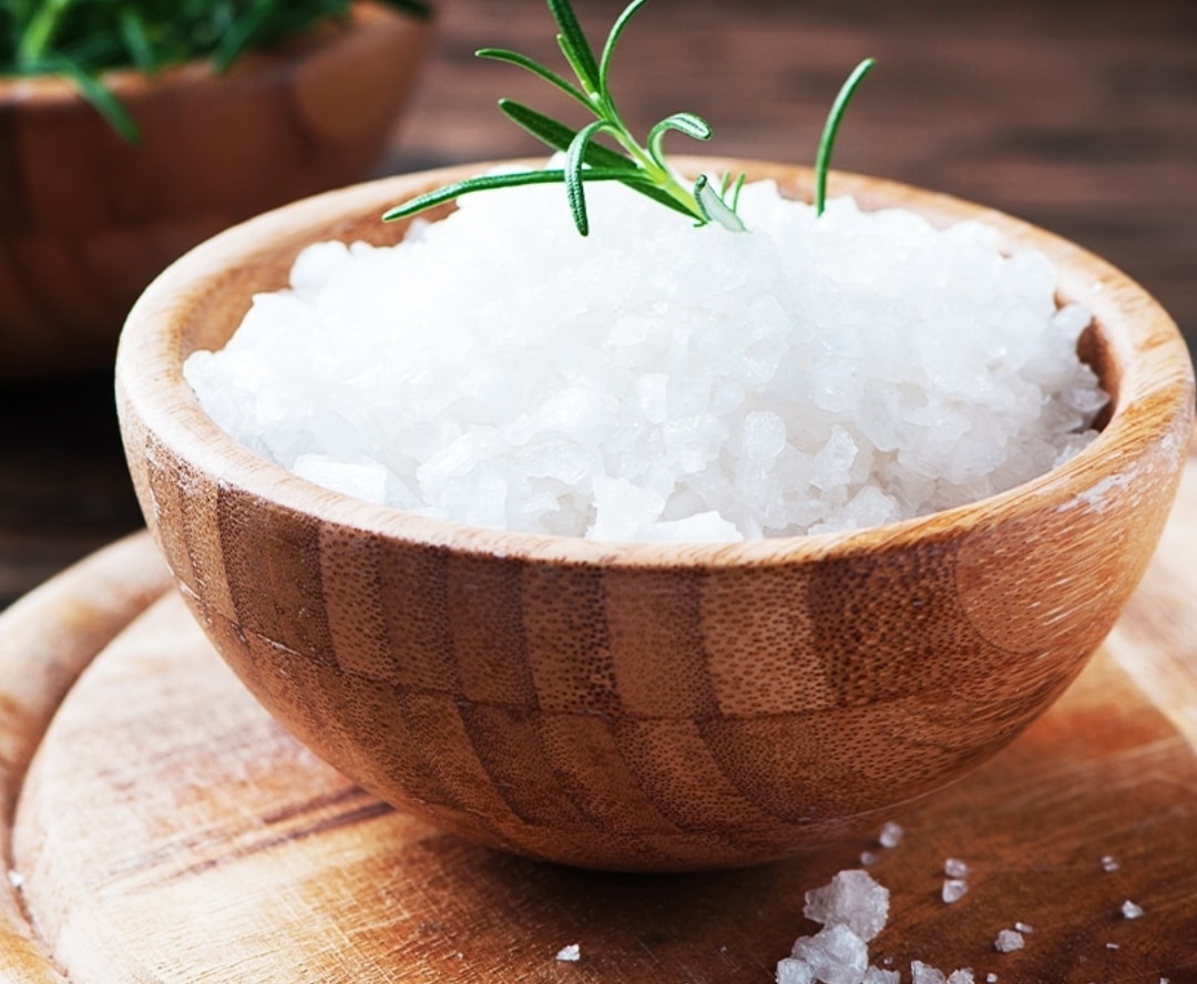 Γιατί ένα μικρό μπολ με αλάτι δίπλα στο κρεβάτι κάνει τη διαφορά