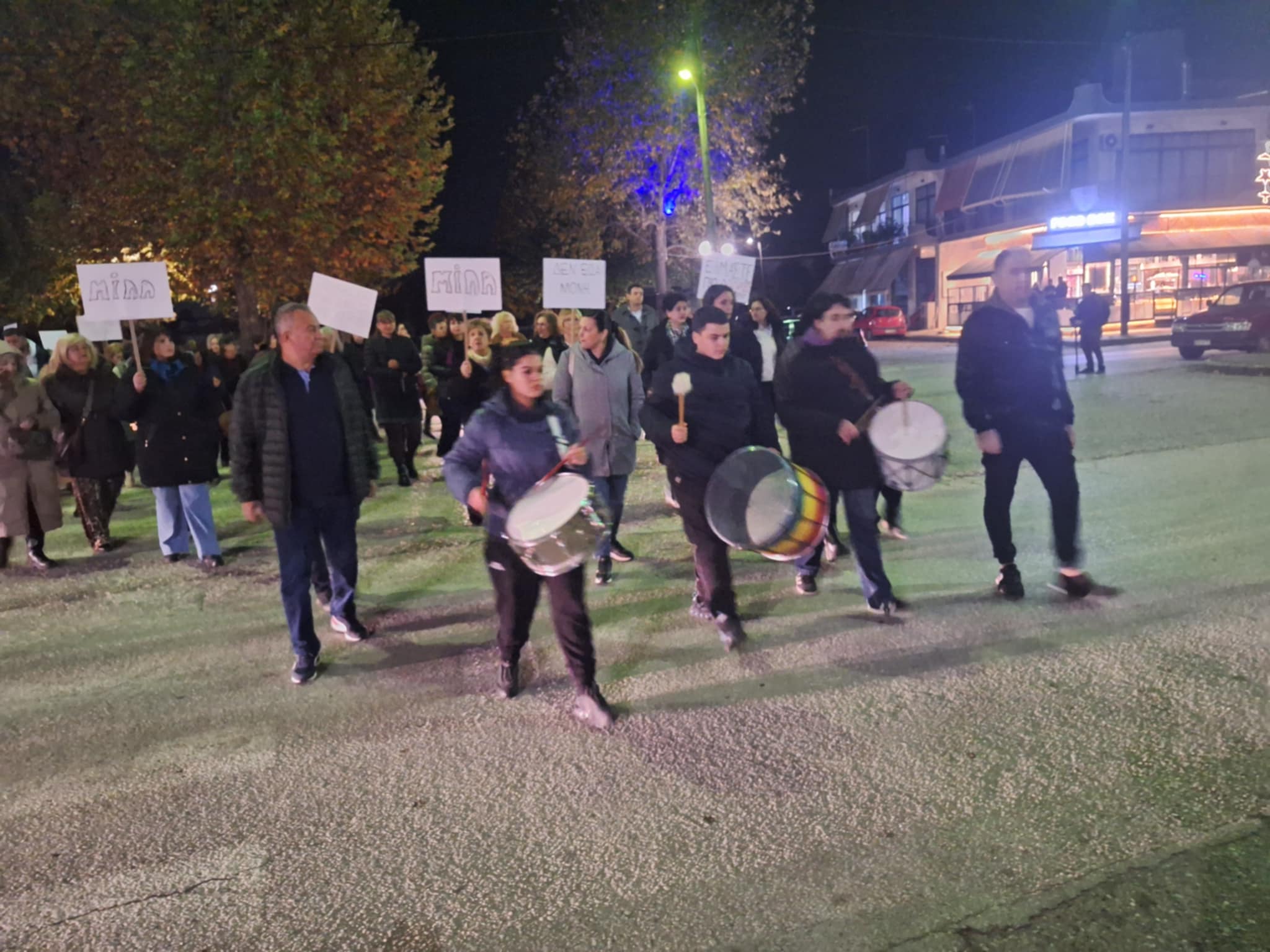 Μαζική μουσική πορεία στον Αμπελώνα ενάντια στη βία κατά των γυναικών (φωτορεπορτάζ – βίντεο)