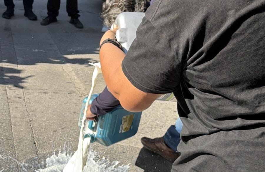 Διαμαρτυρόμενοι κτηνοτρόφοι πέταξαν γάλα έξω από το γραφείο του Χρ. Κέλλα στη Λάρισα