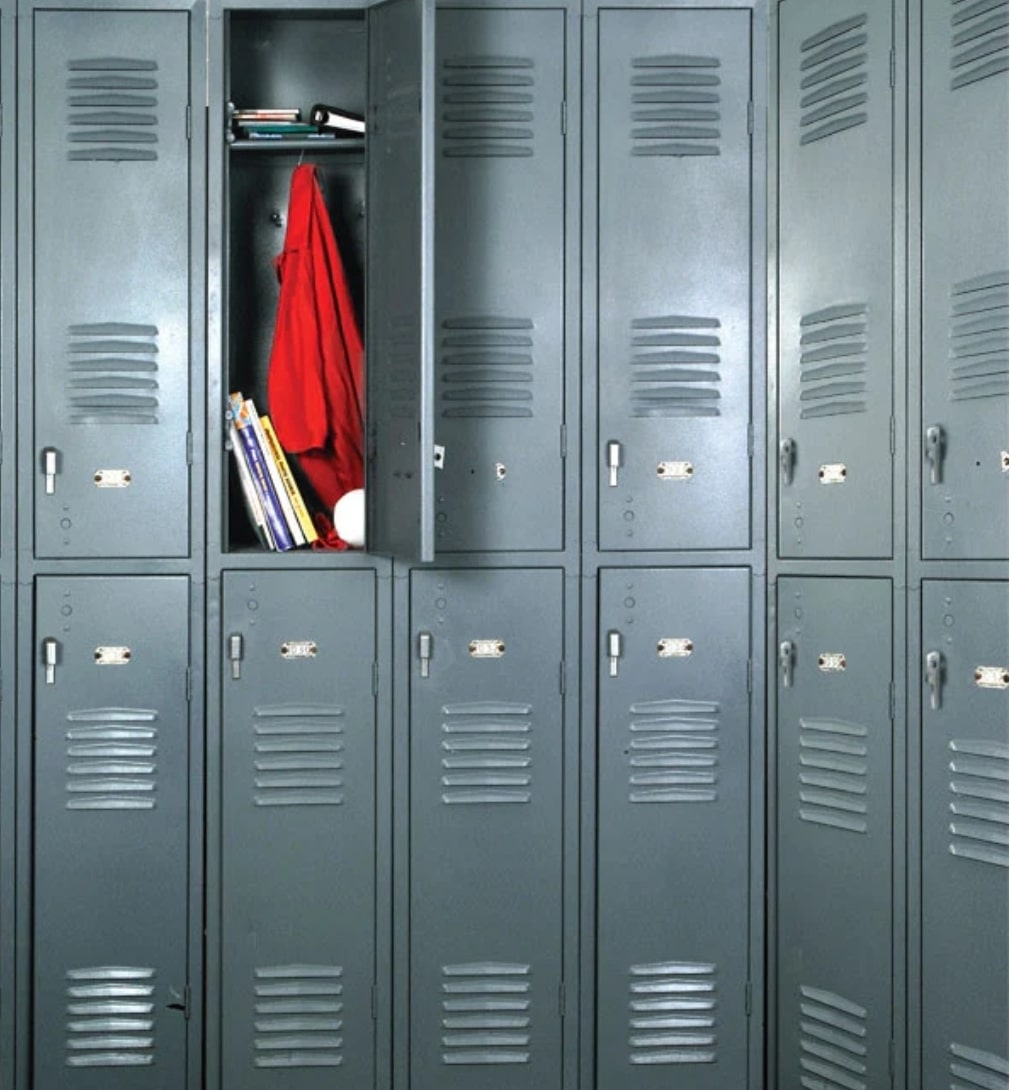Lockers στα δημοτικά: Μία δαπανηρή λύση για ένα λάθος πρόβλημα