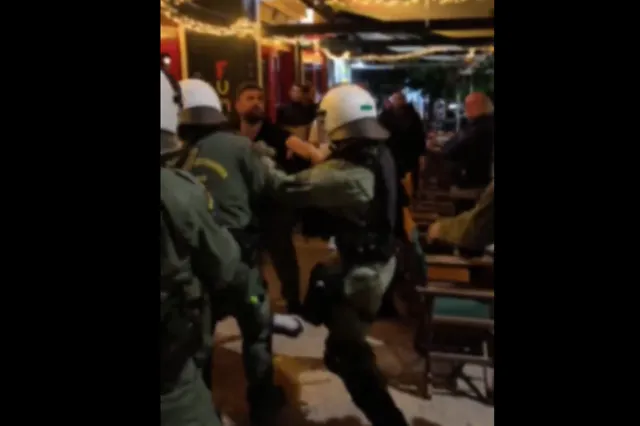 Αγρια επίθεση των ΜΑΤ στα Εξάρχεια – Χτύπησαν ακόμα και άτομο με τεχνητό μέλος