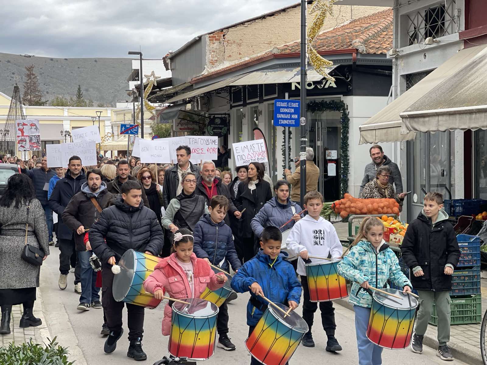 Υψωσαν φωνή ενάντια στη βία κατά των γυναικών με μουσική πορεία στον Τύρναβο