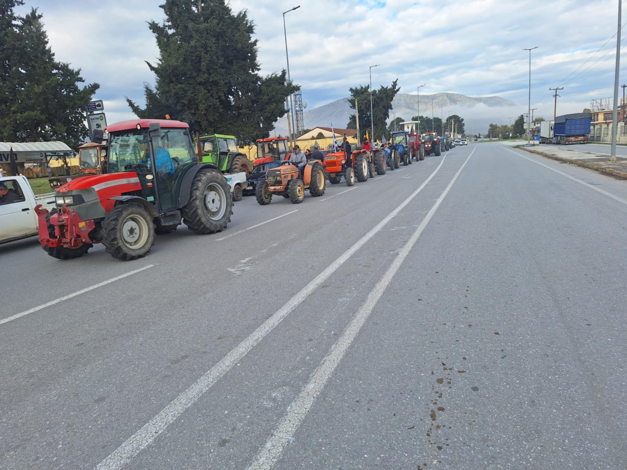 Στο δρόμο για το μπλόκο της Νίκαιας τα τρακτέρ του δήμου Τυρνάβου (φωτο – βίντεο)