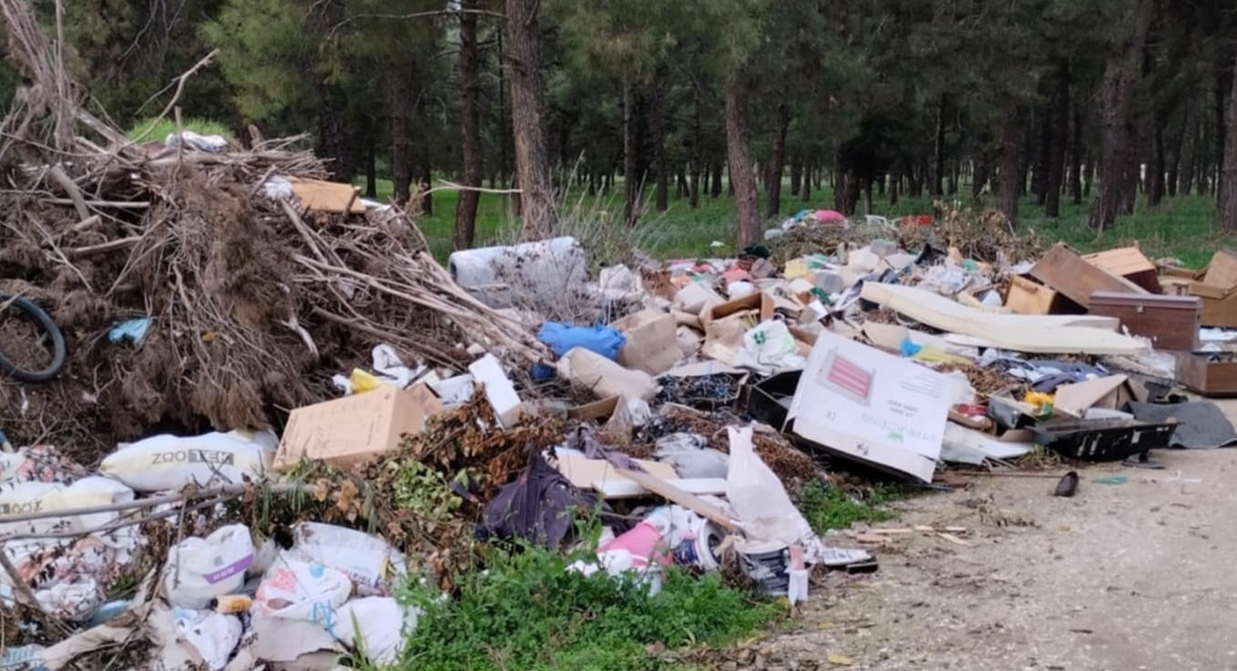 Ασυνείδητοι δημιούργησαν χωματερή στο δασάκι του Προφήτη Ηλία στον Τύρναβο