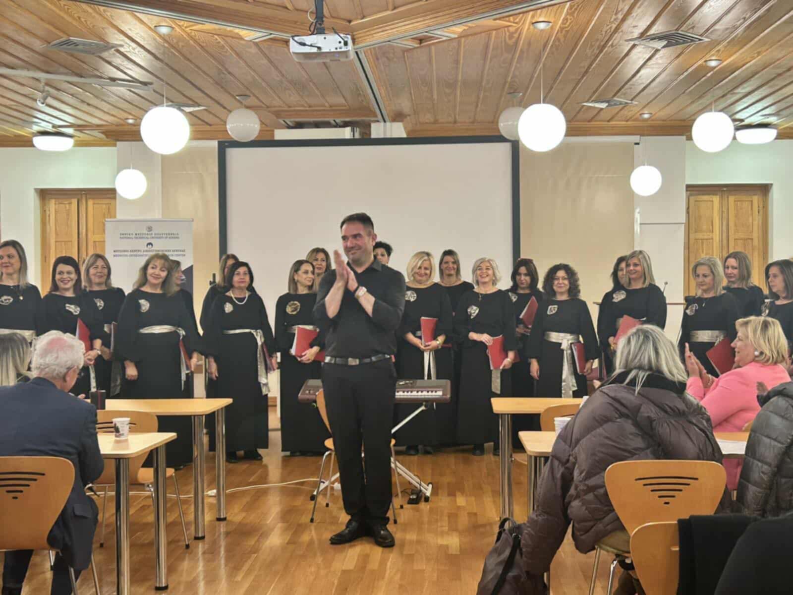 Καταχειροκροτήθηκε η χορωδία του συλλόγου Γυναικών Τυρνάβου στο Μέτσοβο