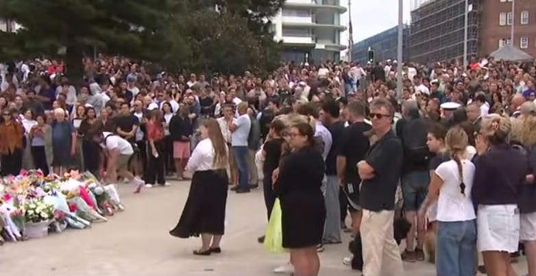 Αυστραλία: Περαστικός αφοπλίζει ένοπλο μετά από αιματηρή επίθεση στην παραλία Bondi (ΒΙΝΤΕΟ)