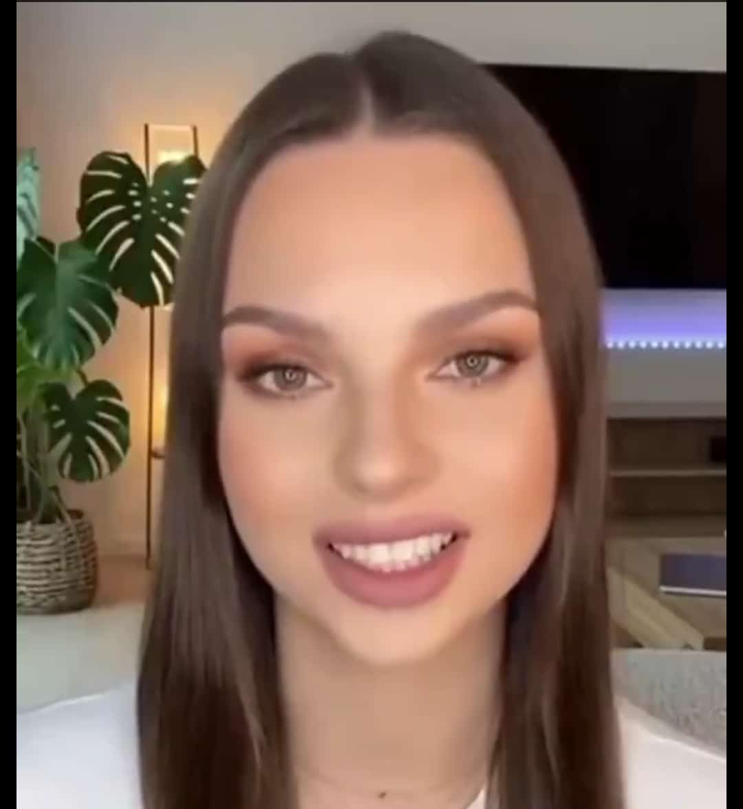 Ελκυστικές νεαρές γυναίκες – που όμως δεν… υπάρχουν – προωθούν την έξοδο της Πολωνίας από την ΕΕ