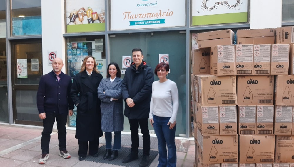 Προσφορά απορρυπαντικών από το FASHION CITY OUTLET στο Κοινωνικό Παντοπωλείο δήμου Λαρισαίων