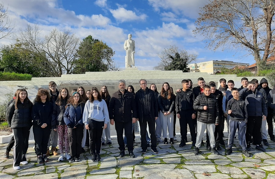 Μαθητές της Γ΄ τάξης του 9ου Γυμνασίου Λάρισας στο Μνημείο του Ιπποκράτη και στον Ιπποκράτειο Βοτανικό Κήπο