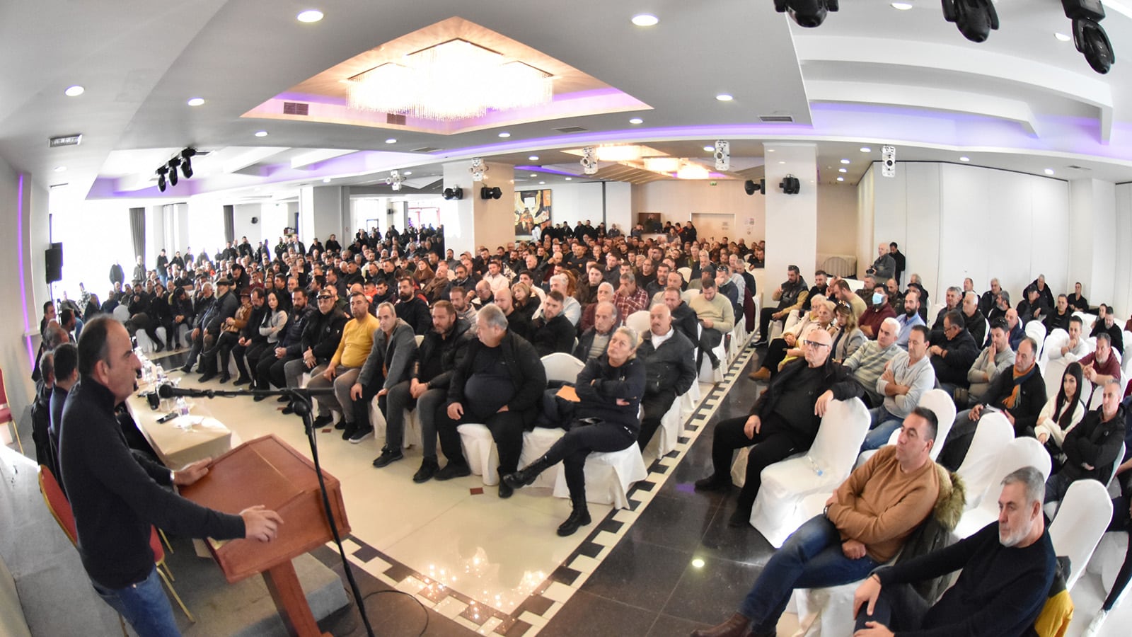 Κλιμακώνουν τον αγώνα στα μπλόκα οι αγρότες, πιέζουν την κυβέρνηση και διευκολύνουν την κοινωνία στις γιορτές