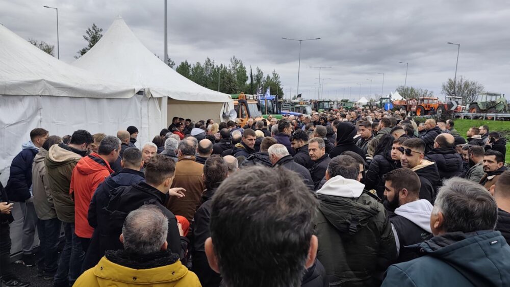 Δώρα για άπορα παιδάκια συγκεντρώνουν οι αγρότες στο μπλόκο της Νίκαιας