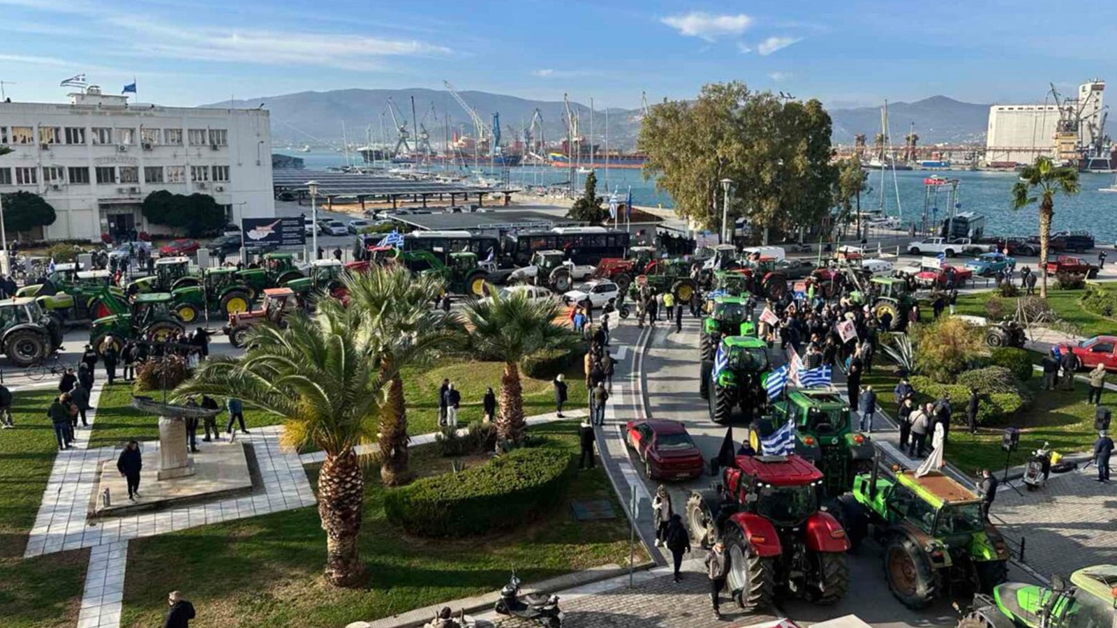 Σε αποκλεισμό του λιμανιού του Βόλου έχουν προχωρήσει αγρότες από τα τρία πανίσχυρα μπλόκα της Θεσσαλίας. 