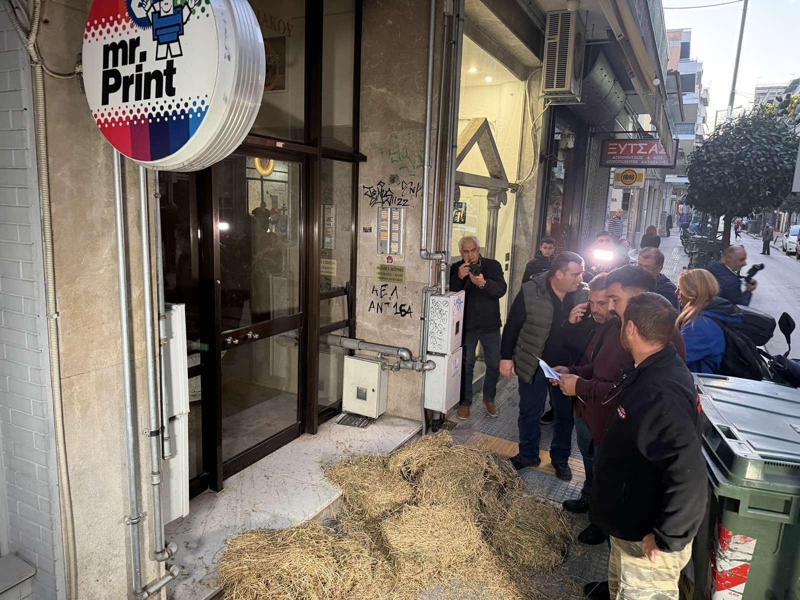 Πολιορκούν τα γραφεία των κυβερνητικών βουλευτών στη Λάρισα οι αγρότες