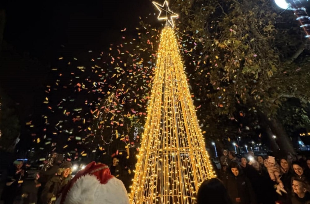 Σε γιορτινό κλίμα φωταγωγήθηκε το δένδρο στο Αργυροπούλι